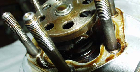 Vì sao khi sử dụng dầu RP chống gỉ người dùng phải thận trọng?
