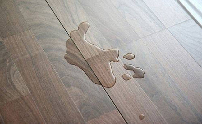 Cách tẩy vết keo 502 dính trên sàn gỗ