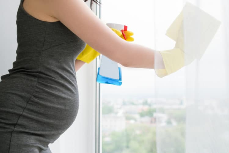 Một số cách pha nước lau chùi nhà cửa an toàn cho bà bầu
